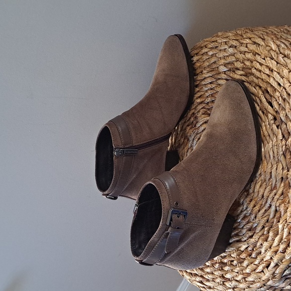 Aquatalia Womens Taupe Brown Suede Ankle Booties/Strap 1.75"‎ Heel/Zip Size 9 - Picture 1 of 9